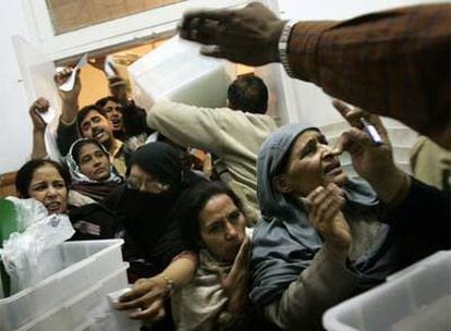 Caos en la distribución  de urnas en Lahore.