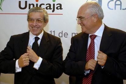 El presidente de Unicaja, Braulio Medel, y el de Caja de Jaén, José Antonio Arcos Moya, tras la firma de la fusión de sus entidades.