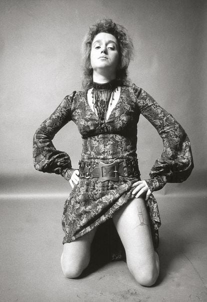Valie Export, en su 'performance' feminista de 1970 'Body Sign Action', con el tatuaje que muestra una hebilla de un liguero en el muslo.  