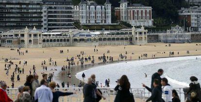 Turistas pasean por la playa de La Concha, en San Sebasti&aacute;n. 