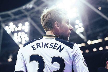 El jugador danés del Tottenham Christian Eriksen, apabullado por los gritos de los seguidores del West Ham, quienes bailan felices tras haberle arruinado las opciones de ganar la Premier.