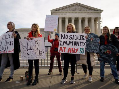 Familiares de víctimas de la crisis de los opioides se manifestaban este lunes ante la sede del Tribunal Supremo de Estados Unidos, en Washington, contra el blindaje de los Sackler.