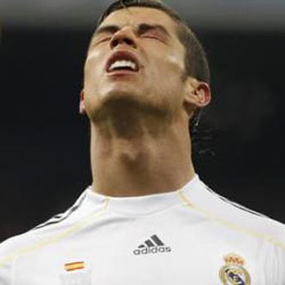 Cristiano Ronaldo se lamenta durante el juego contra el Lyon.