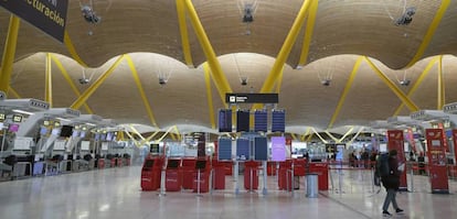 La T4 de Madrid-Barajas vacía durante las peores semanas de la crisis sanitaria.