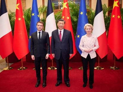 El presidente chino, Xi Jinping, en el centro de la imagen, posa con su homólogo francés, Emmanuel Macron, y la presidenta de la Comisión Europea, Ursula von der Leyen, el 7 de abril de 2023 en Pekín.