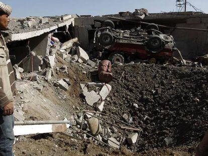 Un hombre observa los efectos de un bombardeo en Saná, el pasado domingo.