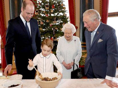 El príncipe Guillermo, el príncipe Jorge, Isabel II y el príncipe Carlos cocinan un pudin navideño en el palacio de Buckingham.