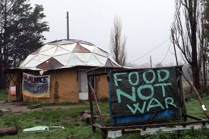"Algunos han aceptado el diálogo con el prefecto (la autoridad regional) y se han centrado en un proyecto agrícola dentro de la legalidad y han regularizado su situación: ellos tienen el apoyo del Gobierno", ha explicado Collomb. En la imagen, el campamento de activistas en la zona conocida como ZAD, el 9 de abril de 2018.