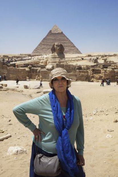 Maruja Torres, ante la pirámide de Giza.