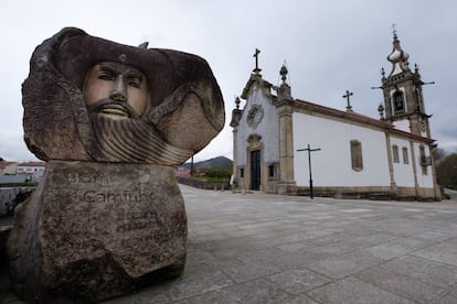 Una escultura en homenaje a los peregrinos del Camino de Santiago, frente a la iglesia de Santo António da Torre Velha, en Ponte de Lima (Portugal).