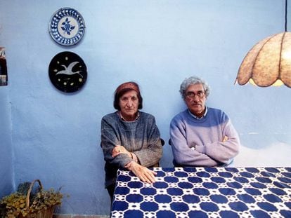Albert Ràfols-Casamada y Maria Girona, en su casa de Calaceit en 2001.