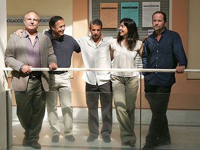 De izquierda a derecha, Lawrence Martin Turk, Carlos Bravo, Daniel Rizzotti, María Teresa Ambrós y Philip Walter Lloyd, antes de comparecer en la sala de audiencias del juzgado de Cádiz donde se celebró el juicio.