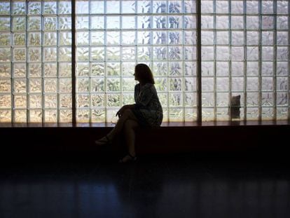 Una mujer en un Centro de mujeres maltratadas.