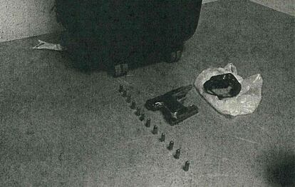 Pistola, cartuchos y cargador hallados en un bolsillo exterior de la maleta, en una imagen del expediente de la Guardia Civil.