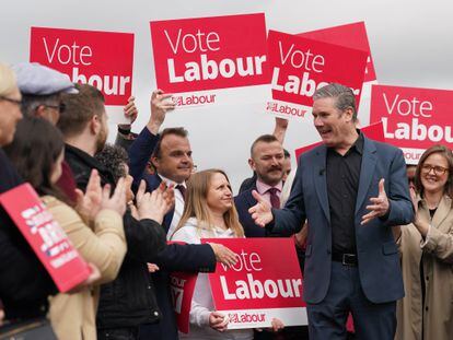 El líder del Partido Laborista, Keir Starmer, celebra los resultados este viernes en la localidad de Chatham.