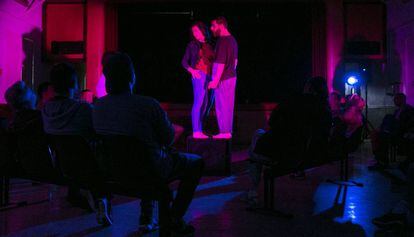 Sandra Pujol y Xavier Teixidó durante la obra Wasted, en la Modelo.