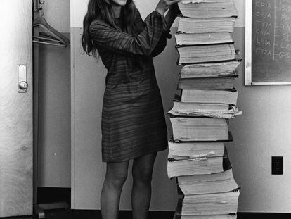 Margaret Hamilton junto con el listado impreso del software de guiado de las misiones Apolo.