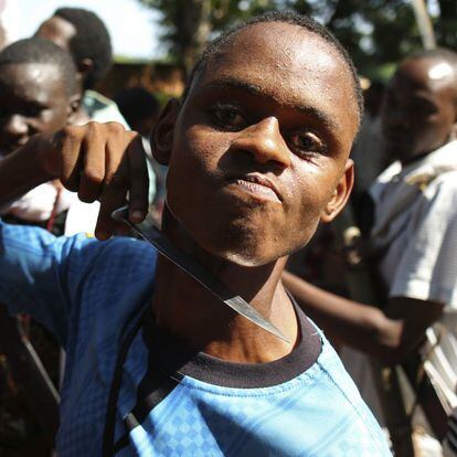 Un joven sujeta un machete en posición amenazante en República Centroafricana.