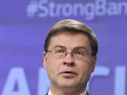 El vicepresidente de la Comisi&oacute;n Europea para el Euro, Valdis Dombrovskis, presenta el paquete de reformas del sector bancario. 