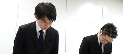 El presidente de Coincheck, Koichiro Wada, a la izquierda, pide disculpas en una rueda de prensa por el robo sufrido por su empresa.
