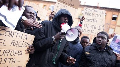 Protesta en Lavapiés, el pasado sábado, por la muerte del mantero senegalés Mame Mbaye.