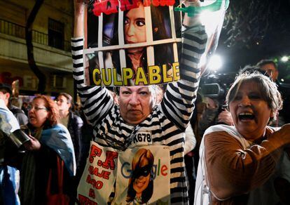 Manifestantes se manifiestan contra la vicepresidenta Cristina Kirchner, el lunes en Buenos Aires. 