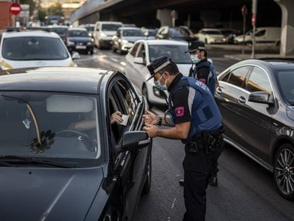 Controles de la Policía Local de Madrid en Puente de Vallecas, este lunes.