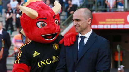 Roberto Martínez junto a la mascota de Bélgica.