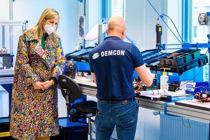 La reina Máxima de Holanda visitó este jueves la empresa de tecnología Demcon en Enschede (Holanda). La compañía ha desarrollado y probado un sistema de ventilación adecuado para los pacientes con Covid-19 en cuidados intensivos.