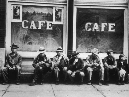 Desempleados a las puertas de un caf&eacute; en Ohio, durante la Gran Depresi&oacute;n.