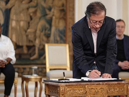 Gustavo Petro firmando la reforma tributaria en el Palacio de Nariño, el 13 de diciembre de 2022.