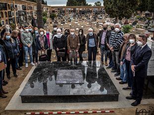 Familiares de represaliados por el franquismo y arrojados a la fosa 114 del cementerio de Paterna (Valencia). En vídeo, los seres queridos asisten con emoción a la apertura de la ‘fosa de la cultura’ este lunes.