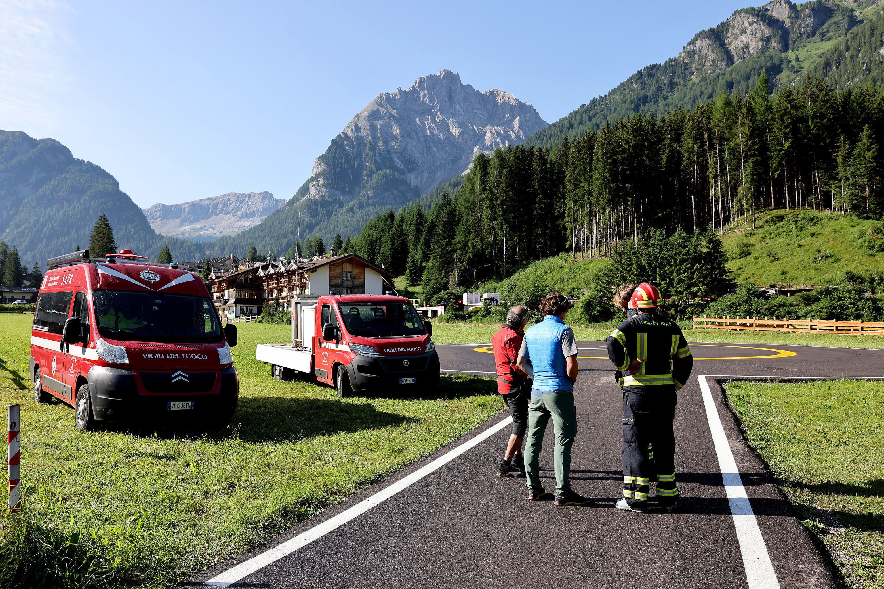 El equipo de rescate se reúne al pie de la montaña Marmolada después de la avalancha, en Canazei, Italia, este lunes.