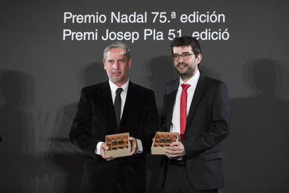 Guillermo Martínez, ganador del Nadal 2019 (izquierda) y Marc Artigau, que obtuvo el Josep Pla.