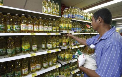 Venezolanos realizan compras en un supermercado de Cúcuta, Colombia.