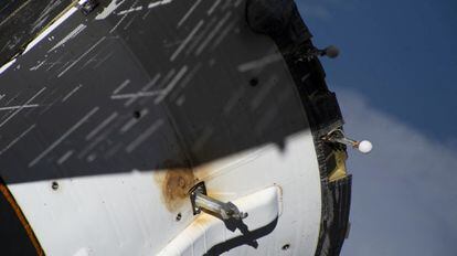 Foto que muestra los daños externos que causaron una pérdida de presión en el sistema de enfriamiento de la nave Soyuz MS-22.