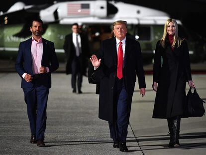 Donald Trump, flanqueado por sus hijos Donald Jr. e Ivanka, el 4 de enero de 2021 en la base aérea de Marietta (Georgia).