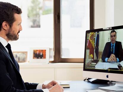 El líder del Partido Popular, Pablo Casado (izq), mantiene este lunes una videoconferencia con el presidente del Gobierno español, Pedro Sánchez.