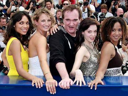 Quentin Tarantino posa entre Rosario Dawson, Zoe Bell, Rose McGowan y Tracie Thoms (de izquierda a derecha).