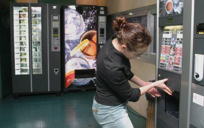 Máquinas expendedoras de refrescos, alimentos Y café.