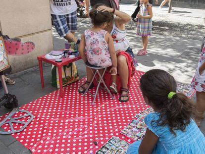 Un sal&oacute;n de maquillaje improvisado en una calle de Gr&agrave;cia durante las fiestas.