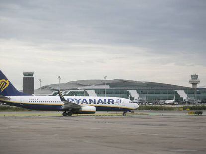 Un avi&oacute;n de la compa&ntilde;&iacute;a Ryanair en el Aeropuerto de El Prat.