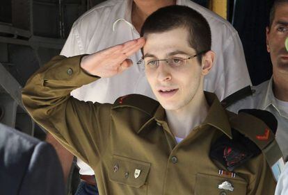 El soldado israelí liberado Gilad Shalit saluda al primer ministro israelí Benjamin Netanyahu al llegar a la Base Aérea de Tel Nof.