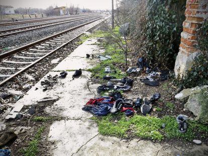 Zapatos abandonados por los inmigrantes en la estaci&oacute;n de tren de Orestiada (Grecia).
