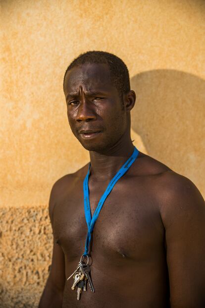 Gilberto Lorenzo, trabajador de Guinea-Bissau, junto a los invernaderos de El Ejido (Almería).