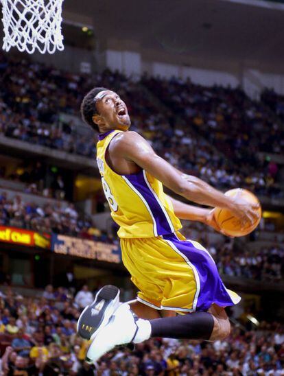 Kobe Bryant, tercero de la lista (32.482 puntos), se dispone a ejecutar un espectacular mate de espaldas al aro en un Lakers-Memphis de 2001