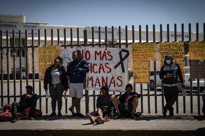 En el exterior del INM se colocaron pancartas en exigencia de justicia por los 38 migrantes que perdieron la vida durante el incendio.