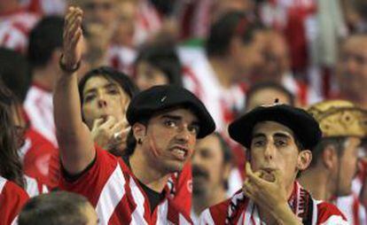 Aficionados del Athletic de Bilbao, durante la interpretación del himno español anoche.