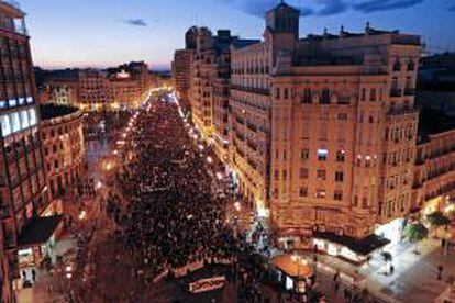 Miles de personas se han manifestado esta tarde por las calles del centro de Valencia convocada por las organizaciones de la Cumbre Social bajo el lema "Menos corrupción, más democracia, más derechos sociales, no a la reforma laboral".