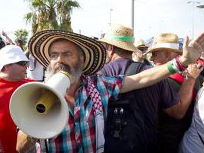 El parlamentario de IULV-CA y alcalde de Marimaleda (Sevilla) Juan Manuel Sánchez Gordillo en el inicio de su marcha obrera "Andalucía en pie", el pasado 27 de agosto. EFE/Archivo